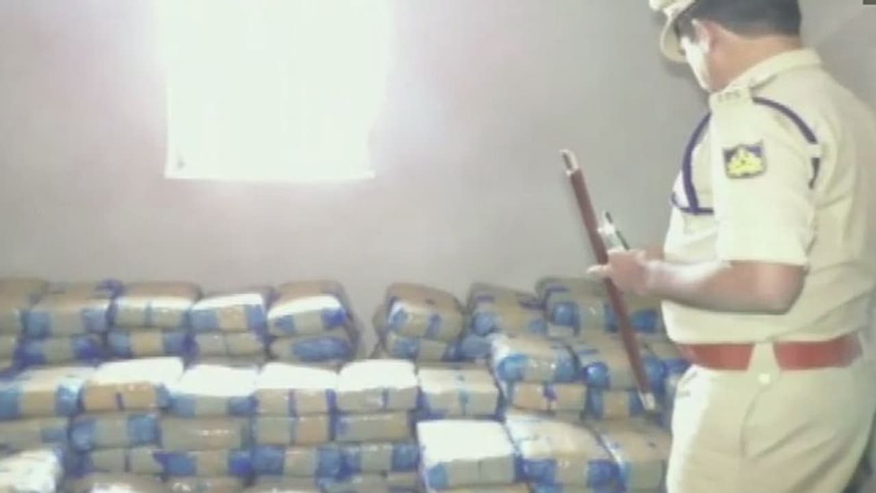 35 ಲಕ್ಷ ಮೌಲ್ಯದ 650 KG ಗಾಂಜಾ ವಶ, ಪೊಲೀಸ್ ತಂಡಕ್ಕೆ ಸಿಕ್ತು 1 ಲಕ್ಷ ಬಹುಮಾನ 35 ಲಕ್ಷ ಮೌಲ್ಯದ 650 KG ಗಾಂಜಾ ವಶ, ಪೊಲೀಸ್ ತಂಡಕ್ಕೆ ಸಿಕ್ತು 1 ಲಕ್ಷ ಬಹುಮಾನ