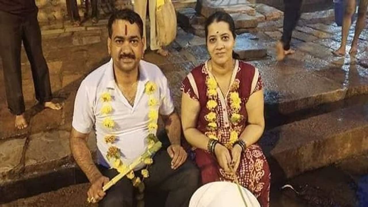 ಮೋದಿಗಾಗಿ ಸೌದತ್ತಿಯಲ್ಲಿ ರಾಣೆಬೆನ್ನೂರ ವೈದ್ಯ ದಂಪತಿ ಉರುಳು ಸೇವೆ