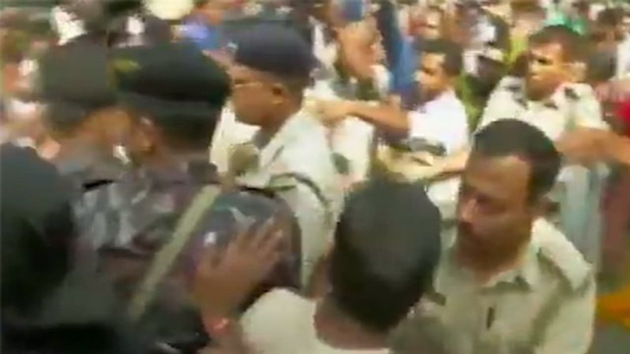 తెలంగాణ తొలి దశ పరిషత్ ఎన్నికలు: టీఆర్ఎస్, కాంగ్రెస్ కార్యకర్తల ఘర్షణ తెలంగాణ తొలి దశ పరిషత్ ఎన్నికలు: టీఆర్ఎస్, కాంగ్రెస్ కార్యకర్తల ఘర్షణ