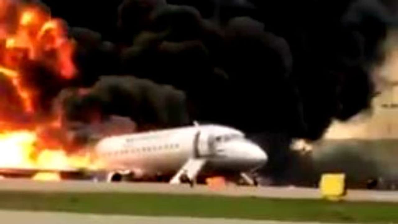 রানওয়ে ধরে ছুটল জ্বলন্ত বিমান, মস্কোয় মৃত ৪১ রানওয়ে ধরে ছুটল জ্বলন্ত বিমান, মস্কোয় মৃত ৪১