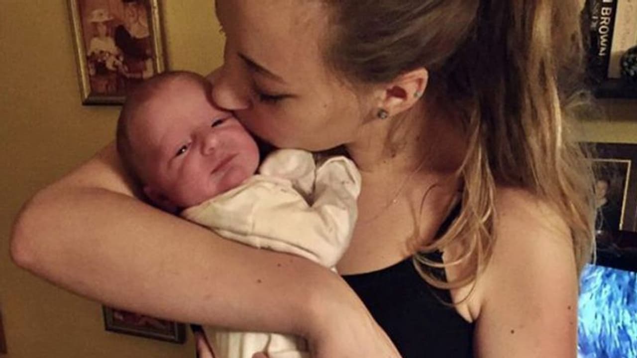 വേദന കൂടിയപ്പോൾ ബാത്ത് റൂമിലേക്ക് പോയി, ഒരു പെൺകുഞ്ഞിന് ജന്മം നൽകി