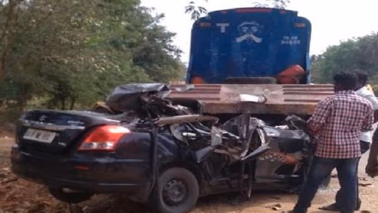 ಕರ್ನಾಟಕದ ಕಾರಿನಲ್ಲಿದ್ದ 7 ಜೀವಗಳ ಹೊತ್ತೊಯ್ದ ಭೀಕರ ರಸ್ತೆ ಅಪಘಾತ ಕರ್ನಾಟಕದ ಕಾರಿನಲ್ಲಿದ್ದ 7 ಜೀವಗಳ ಹೊತ್ತೊಯ್ದ ಭೀಕರ ರಸ್ತೆ ಅಪಘಾತ