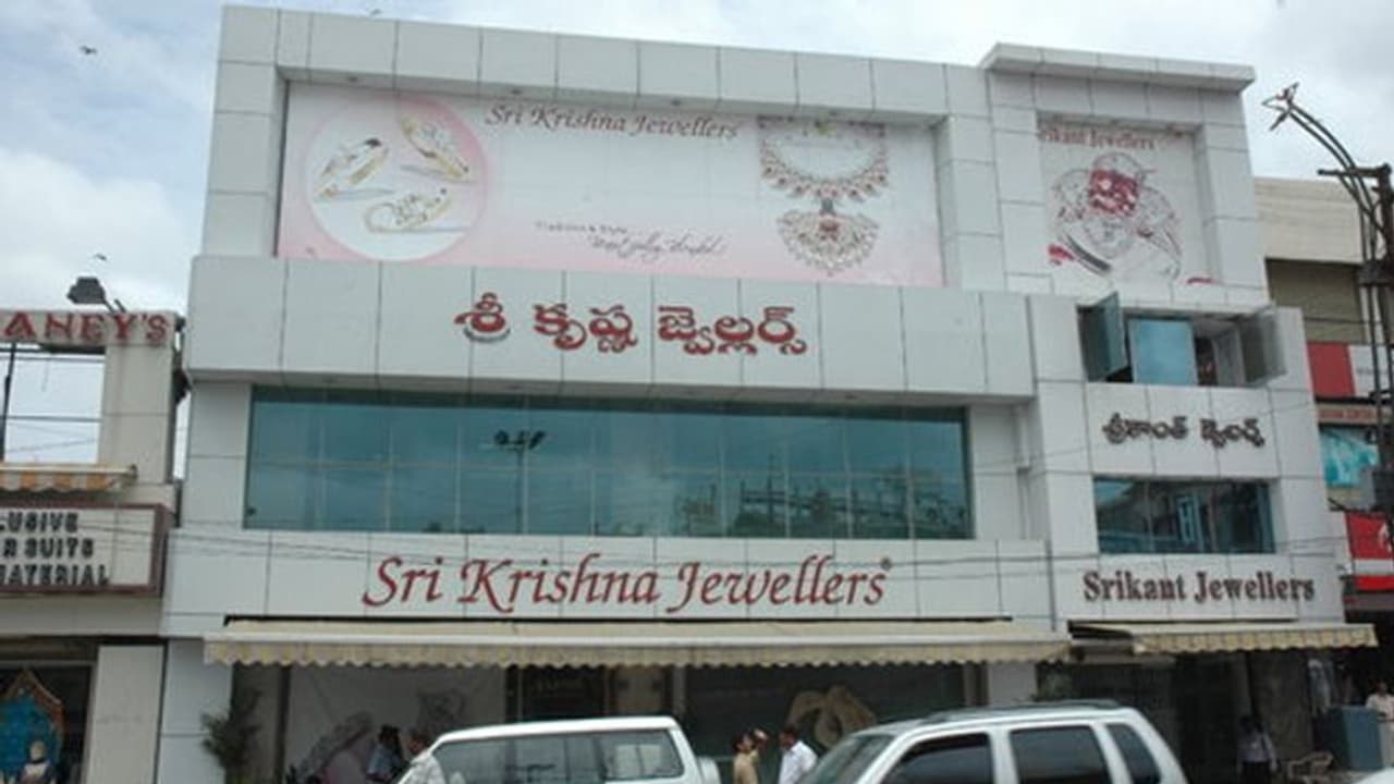 అక్రమంగా బంగారం కొనుగోలు..శ్రీకృష్ణ జ్యూయెలర్స్ ఎండీ అరెస్ట్ అక్రమంగా బంగారం కొనుగోలు..శ్రీకృష్ణ జ్యూయెలర్స్ ఎండీ అరెస్ట్