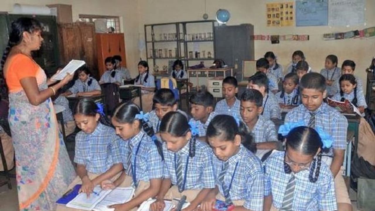 ಉದುರುವ ಚಾವಣಿ: ಈ ಶಾಲೆಯಲ್ಲಿ ಮಕ್ಕಳ ಜೀವಕ್ಕಿದೆ ಭಯ! ಉದುರುವ ಚಾವಣಿ: ಈ ಶಾಲೆಯಲ್ಲಿ ಮಕ್ಕಳ ಜೀವಕ್ಕಿದೆ ಭಯ!