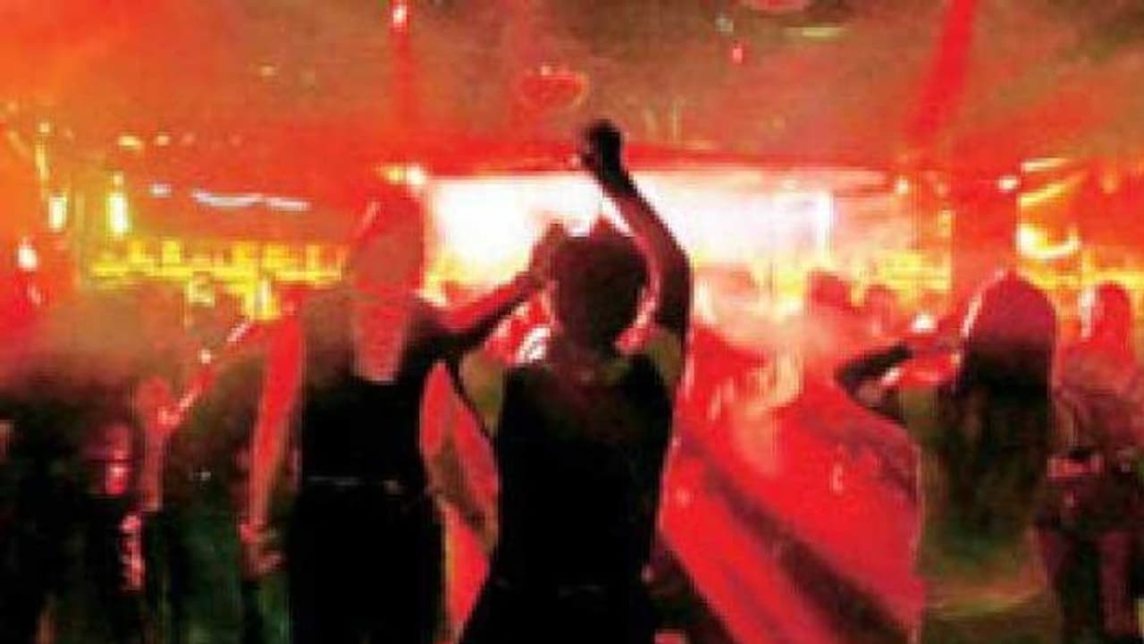 'ലഹരിമരുന്ന്' പാര്ട്ടിയില് പൊലീസ് റെയിഡ്; മലയാളി വിദ്യാര്ത്ഥികളടക്കം 37 പേര് അറസ്റ്റില് 'ലഹരിമരുന്ന്' പാര്ട്ടിയില് പൊലീസ് റെയിഡ്; മലയാളി വിദ്യാര്ത്ഥികളടക്കം 37 പേര് അറസ്റ്റില്