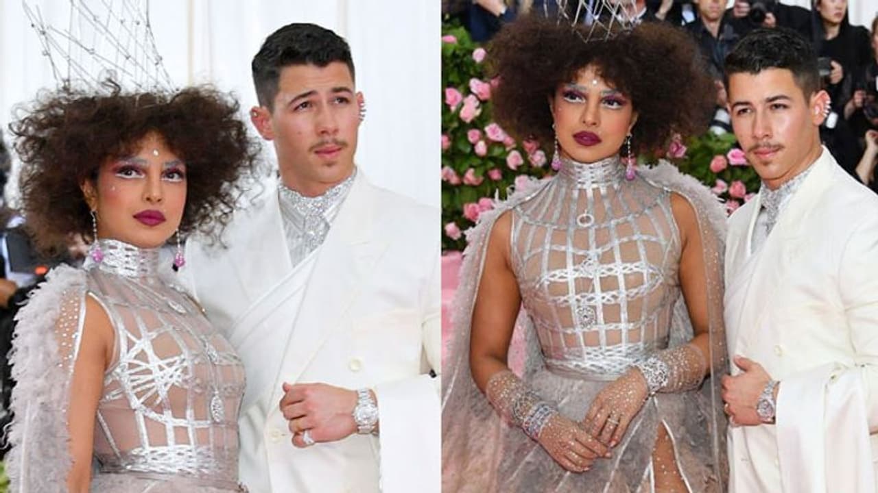 ప్రియాంక చోప్రా హెయిర్ స్టైల్.. ట్రోల్ చేస్తోన్న నెటిజన్లు! ప్రియాంక చోప్రా హెయిర్ స్టైల్.. ట్రోల్ చేస్తోన్న నెటిజన్లు!