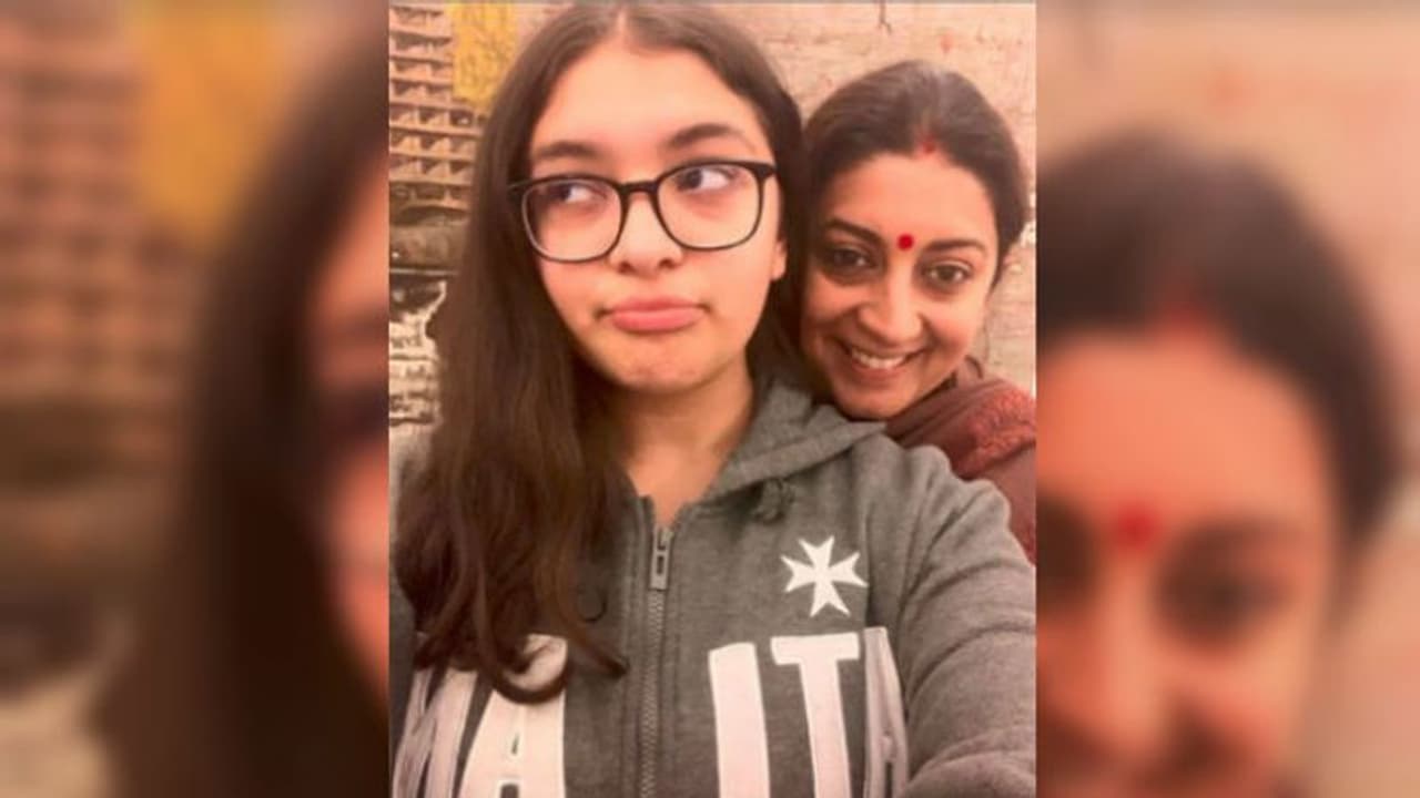 মায়ের পরীক্ষার দিনে উজ্জ্বল ফল মেয়ের! খুশিতে ডগমগ স্মৃতি মায়ের পরীক্ষার দিনে উজ্জ্বল ফল মেয়ের! খুশিতে ডগমগ স্মৃতি