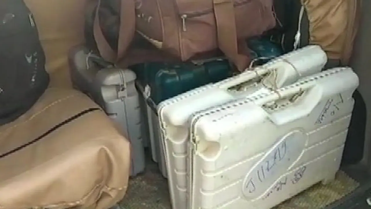 চলছে ভোট, হোটেলে পড়ে ইভিএম, ভিভিপ্যাট চলছে ভোট, হোটেলে পড়ে ইভিএম, ভিভিপ্যাট