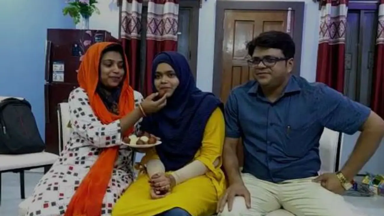 ইচ্ছে মতো পড়েই সিবিএসই তে রাজ্যে প্রথম, সুমাইতার সাফল্যে গর্বিত মালদহ ইচ্ছে মতো পড়েই সিবিএসই তে রাজ্যে প্রথম, সুমাইতার সাফল্যে গর্বিত মালদহ