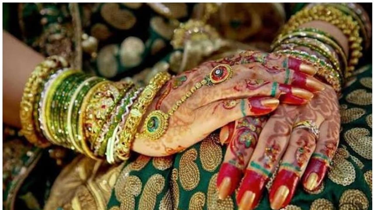 ಮದುವೆ ಮಾಡಿಸಿದ ಪೂಜಾರಿ ಜೊತೆ ಓಡಿಹೋದ ನವವಧು! ಮದುವೆ ಮಾಡಿಸಿದ ಪೂಜಾರಿ ಜೊತೆ ಓಡಿಹೋದ ನವವಧು!