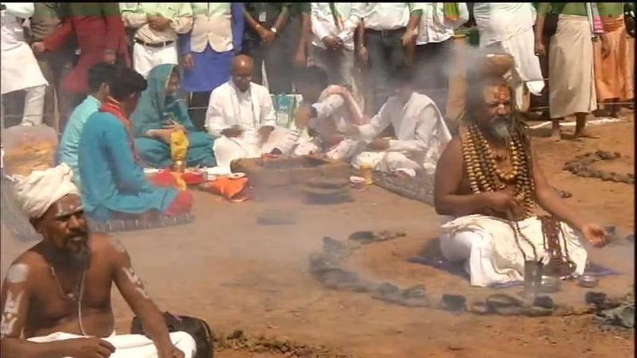 ದಿಗ್ಗಿ ಗೆಲುವಿಗಾಗಿ ನಾಗಾ ಸಾಧುಗಳ ಹಠಯೋಗ: ಕಂಪ್ಯೂಟರ್ ಬಾಬಾ ಭಾಗಿ! ದಿಗ್ಗಿ ಗೆಲುವಿಗಾಗಿ ನಾಗಾ ಸಾಧುಗಳ ಹಠಯೋಗ: ಕಂಪ್ಯೂಟರ್ ಬಾಬಾ ಭಾಗಿ!