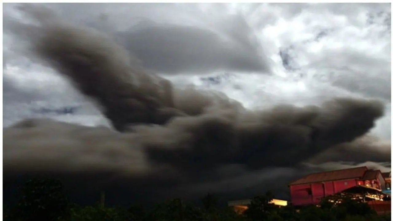 ഇന്തോനേഷ്യയില് അഗ്നിപര്വതം പൊട്ടിത്തെറിച്ചു; പുക ഉയര്ന്നത് 2000 മീറ്റര് ഉയരത്തില് ഇന്തോനേഷ്യയില് അഗ്നിപര്വതം പൊട്ടിത്തെറിച്ചു; പുക ഉയര്ന്നത് 2000 മീറ്റര് ഉയരത്തില്