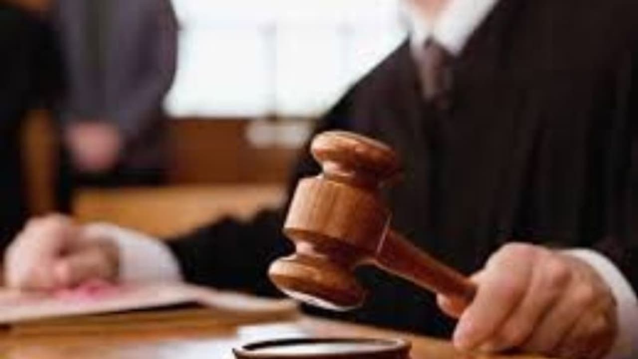 പെൺകുട്ടികളെ ലൈംഗികമായി ചൂഷണം ചെയ്തു; വൈദികൻ ഉൾപ്പടെ നാല് പേർ കുറ്റക്കാരെന്ന് കോടതി പെൺകുട്ടികളെ ലൈംഗികമായി ചൂഷണം ചെയ്തു; വൈദികൻ ഉൾപ്പടെ നാല് പേർ കുറ്റക്കാരെന്ന് കോടതി