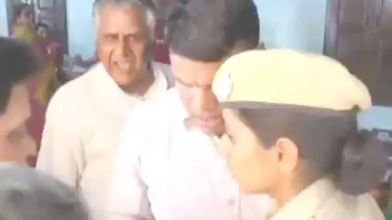 నేను ఓటేస్తుంటే, మీడియాను ఆపుతావా: మహిళా కానిస్టేబుల్పై మంత్రి ఫైర్ నేను ఓటేస్తుంటే, మీడియాను ఆపుతావా: మహిళా కానిస్టేబుల్పై మంత్రి ఫైర్