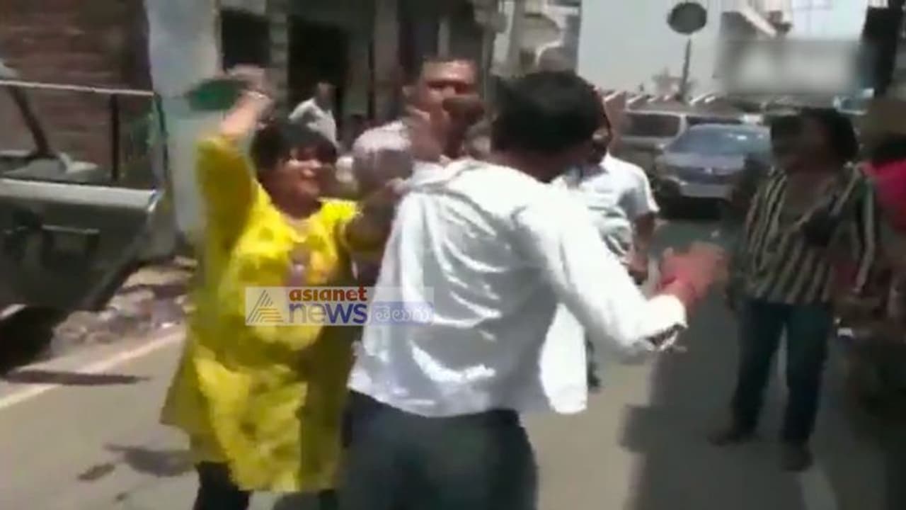 నకిలీ ఏసీబీ అధికారిని.. చెప్పుతో చితకబాదిన మహిళ నకిలీ ఏసీబీ అధికారిని.. చెప్పుతో చితకబాదిన మహిళ