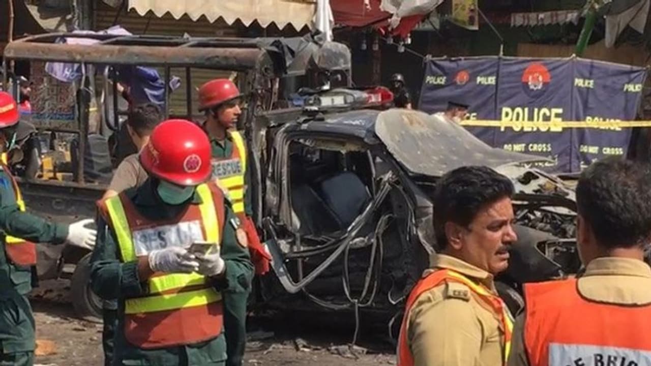 ಪಾಕಿಸ್ತಾನ ಸೂಫಿ ಮಸೀದಿಯಲ್ಲಿ ಸ್ಫೋಟ: ನಾಲ್ವರು ಹತ! ಪಾಕಿಸ್ತಾನ ಸೂಫಿ ಮಸೀದಿಯಲ್ಲಿ ಸ್ಫೋಟ: ನಾಲ್ವರು ಹತ!