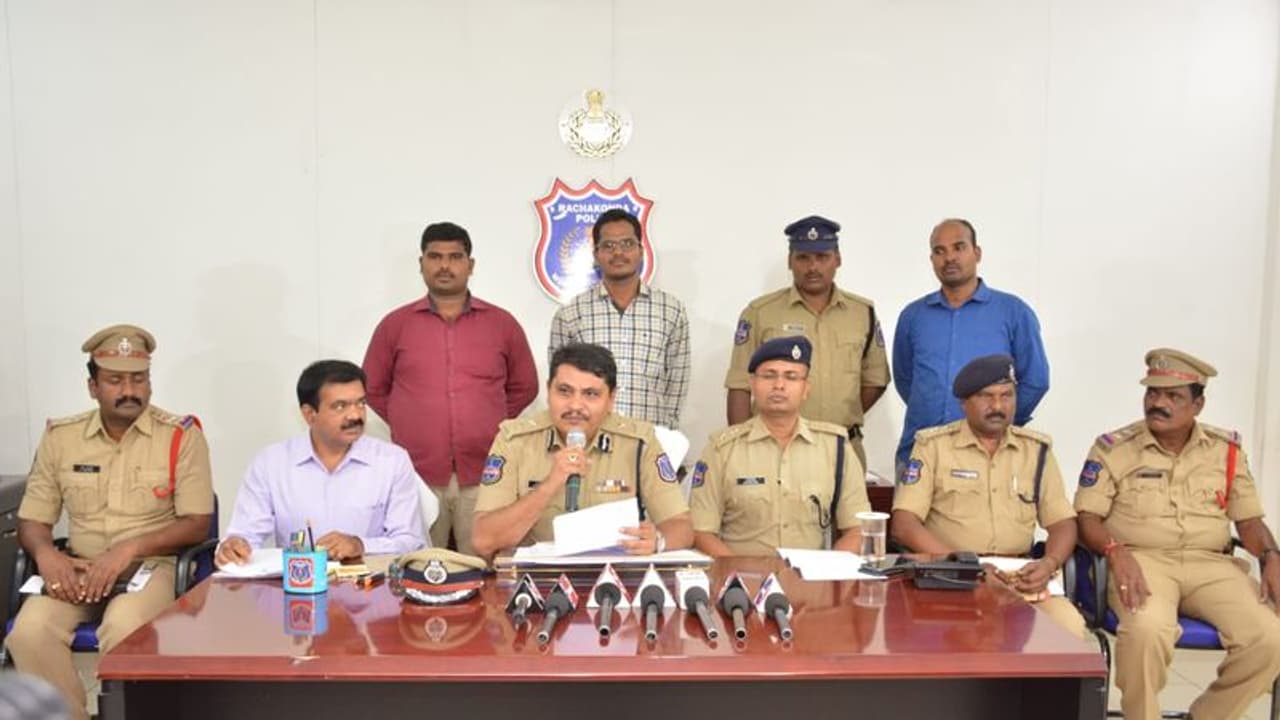 కిడ్నాపర్ల చెర నుంచి బాలుడ్ని రక్షించిన పోలీసులు: ఇద్దరు అరెస్టు (వీడియో) కిడ్నాపర్ల చెర నుంచి బాలుడ్ని రక్షించిన పోలీసులు: ఇద్దరు అరెస్టు (వీడియో)