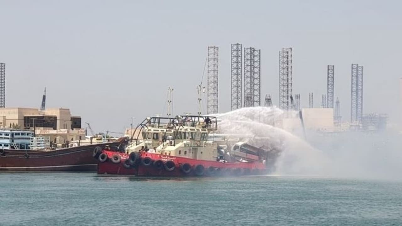 യുഎഇയില് കപ്പലില് വന് തീപിടുത്തം; 13 ഇന്ത്യക്കാരെ രക്ഷിച്ചു വീഡിയോ യുഎഇയില് കപ്പലില് വന് തീപിടുത്തം; 13 ഇന്ത്യക്കാരെ രക്ഷിച്ചു വീഡിയോ