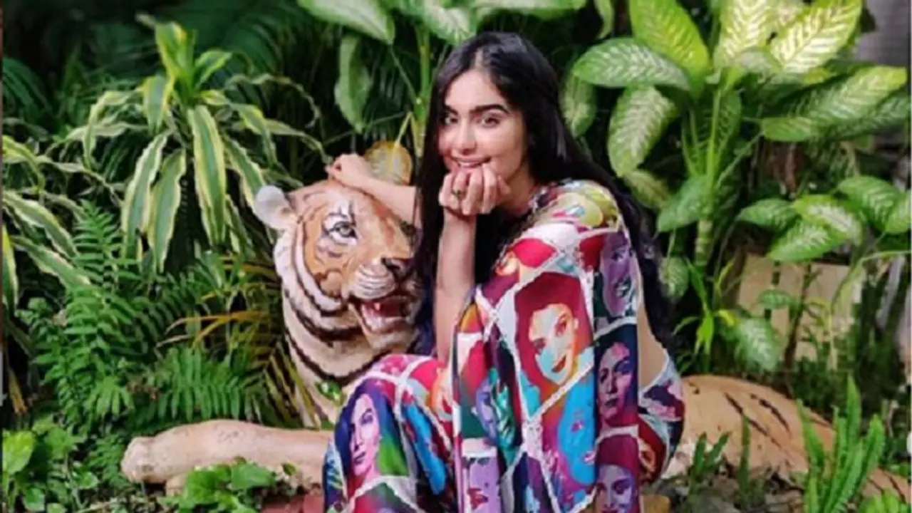 নিত্য নতুন ফ্যাশন ট্রেনডে সোশ্যাল মিডিয়ায় ঝড় তুললেন আধা শর্মা