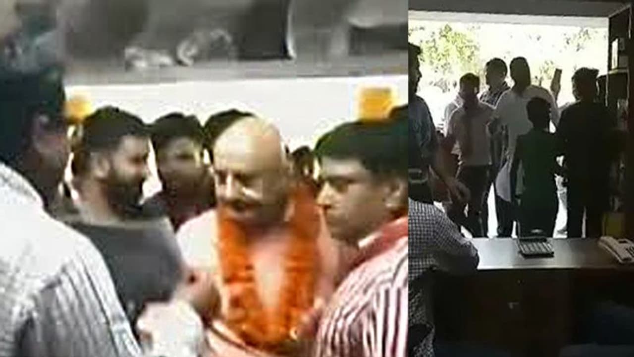 ನಮ್ಮಾಕೆಗೆ ಮತ ಹಾಕಿ ಎಂದ ಖೇರ್: ಪ್ರಶ್ನೆ ಕೇಳಿದ್ದೇ ತಡ ಸ್ಥಳದಿಂದ ಫುರ್! ನಮ್ಮಾಕೆಗೆ ಮತ ಹಾಕಿ ಎಂದ ಖೇರ್: ಪ್ರಶ್ನೆ ಕೇಳಿದ್ದೇ ತಡ ಸ್ಥಳದಿಂದ ಫುರ್!