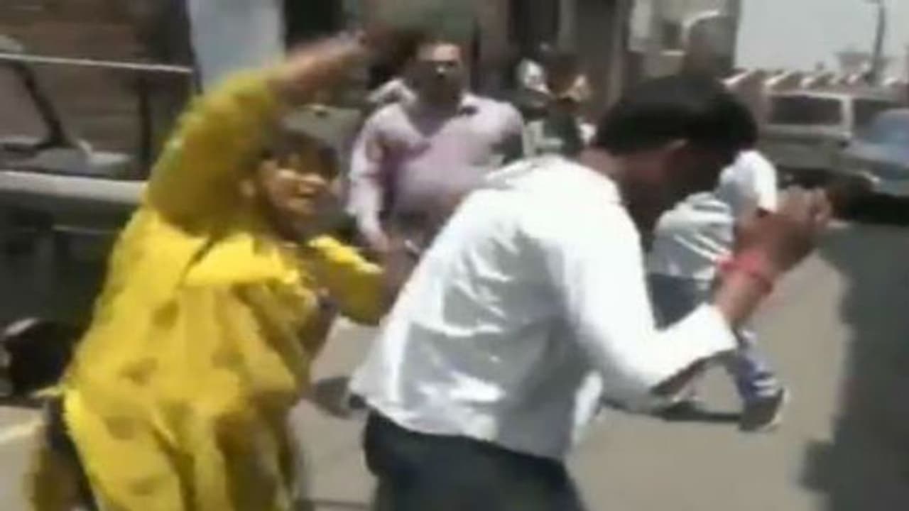 প্রতারককে ফাঁদে ফেলে জুতোপেটা মহিলার, টাকা হাতাতে এসে শ্রীঘরে অভিযুক্ত