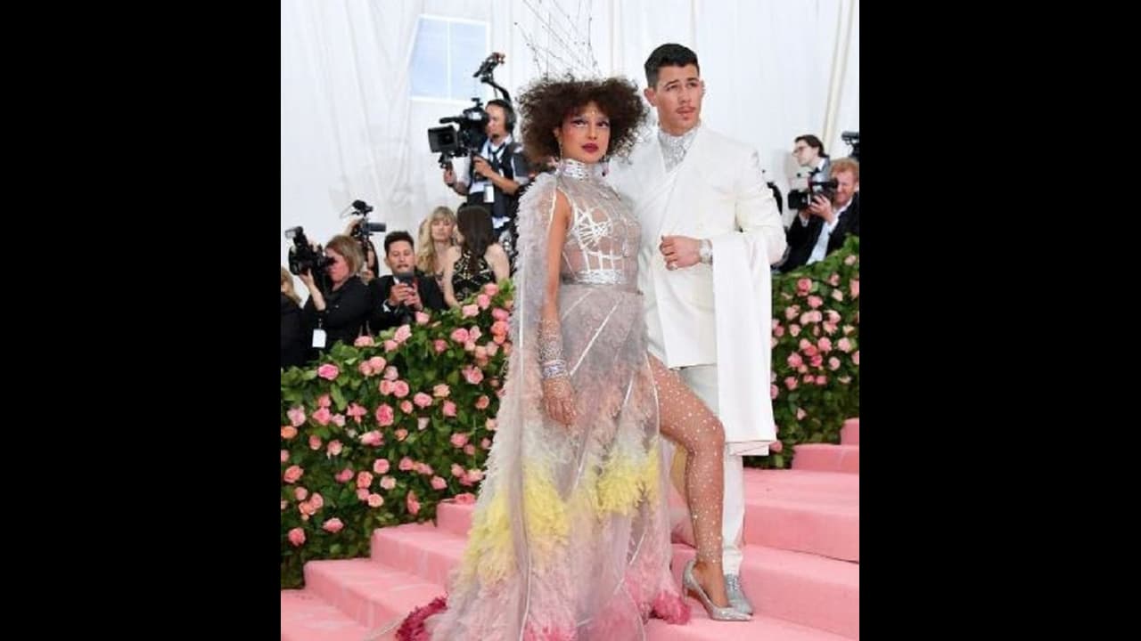 ಮೆಟ್ಗೌಲಾದಲ್ಲಿ ಪ್ರಿಯಾಂಕ ಧರಿಸಿದ್ದ ಗೌನ್ ಬೆಲೆ ಕೇಳ್ಬೇಡ್ರಪ್ಪೋ! ಮೆಟ್ಗೌಲಾದಲ್ಲಿ ಪ್ರಿಯಾಂಕ ಧರಿಸಿದ್ದ ಗೌನ್ ಬೆಲೆ ಕೇಳ್ಬೇಡ್ರಪ್ಪೋ!