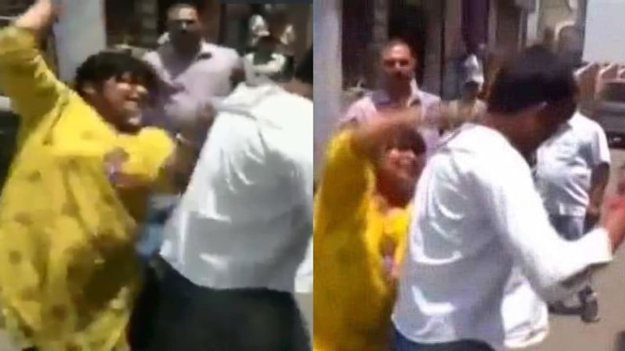 ആന്റി കറപ്ഷൻ ബ്യൂറോ ഉദ്യോഗസ്ഥനെന്ന് പറഞ്ഞ് പണം തട്ടിപ്പ്: യുവാവിനെ നടുറോഡിലിട്ട് ചെരിപ്പിന് തല്ലി സ്ത്രീ ആന്റി കറപ്ഷൻ ബ്യൂറോ ഉദ്യോഗസ്ഥനെന്ന് പറഞ്ഞ് പണം തട്ടിപ്പ്: യുവാവിനെ നടുറോഡിലിട്ട് ചെരിപ്പിന് തല്ലി സ്ത്രീ