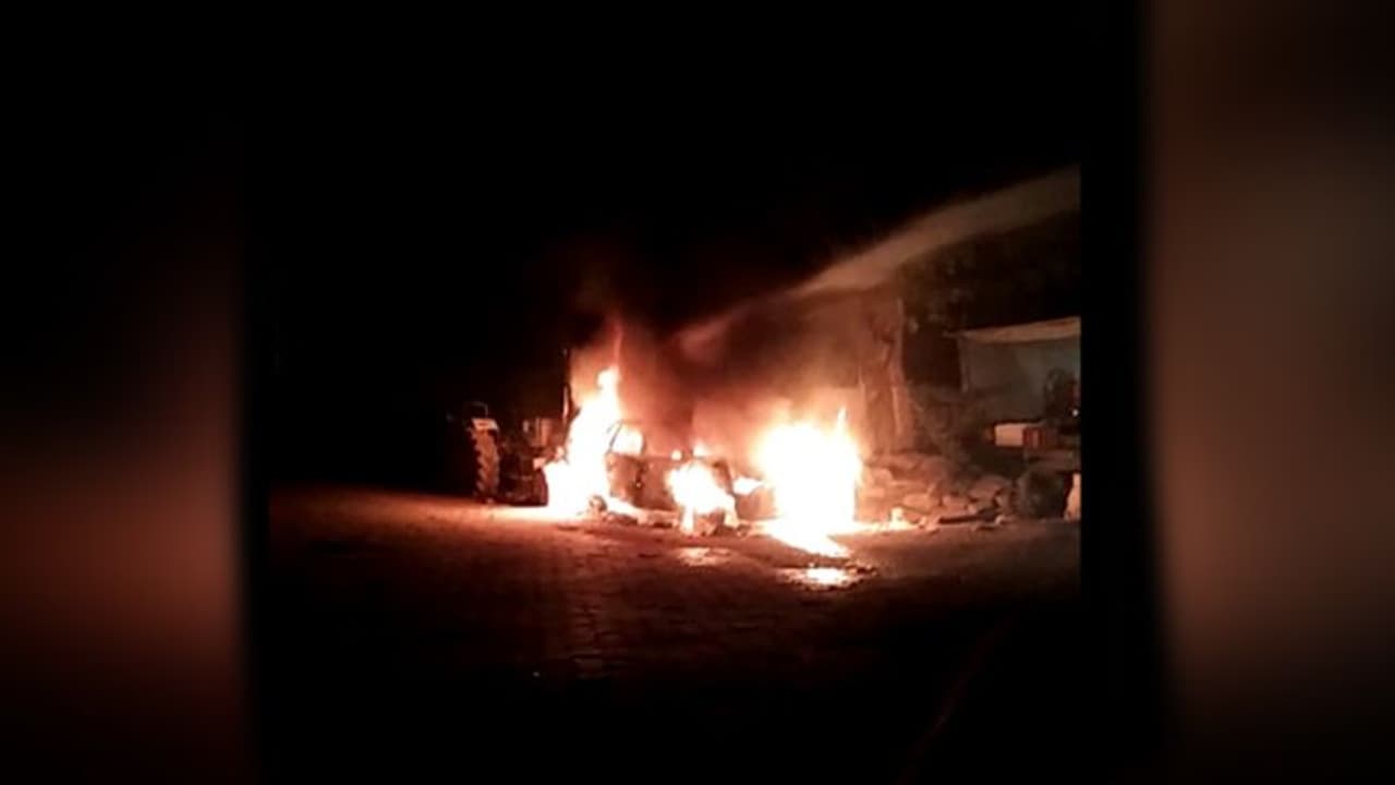 ఘోర ప్రమాదం...కారులో మంటలు..ఐదుగురు సజీవదహనం