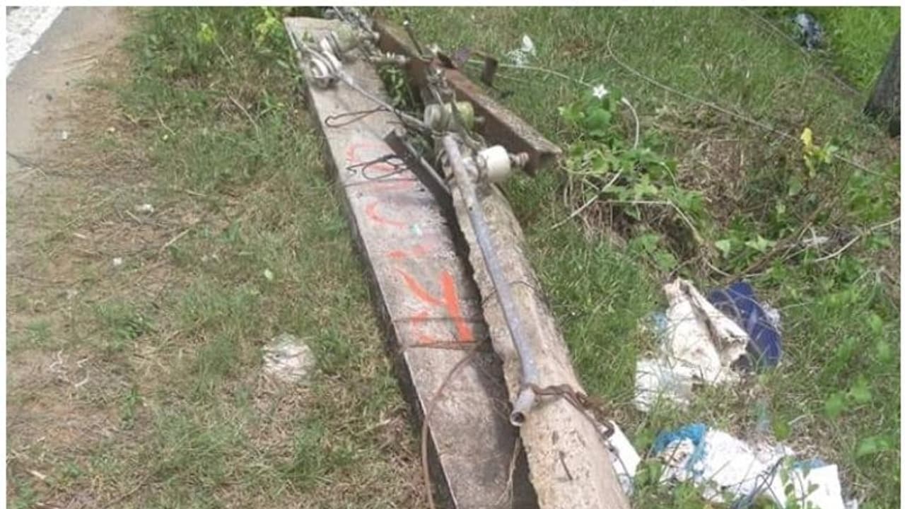 ലോറി ഇടിച്ച് വൈദ്യുതി പോസ്റ്റ് ഒടിഞ്ഞുവീണു; വന് ദുരന്തം ഒഴിവായത് ഇങ്ങനെ ലോറി ഇടിച്ച് വൈദ്യുതി പോസ്റ്റ് ഒടിഞ്ഞുവീണു; വന് ദുരന്തം ഒഴിവായത് ഇങ്ങനെ