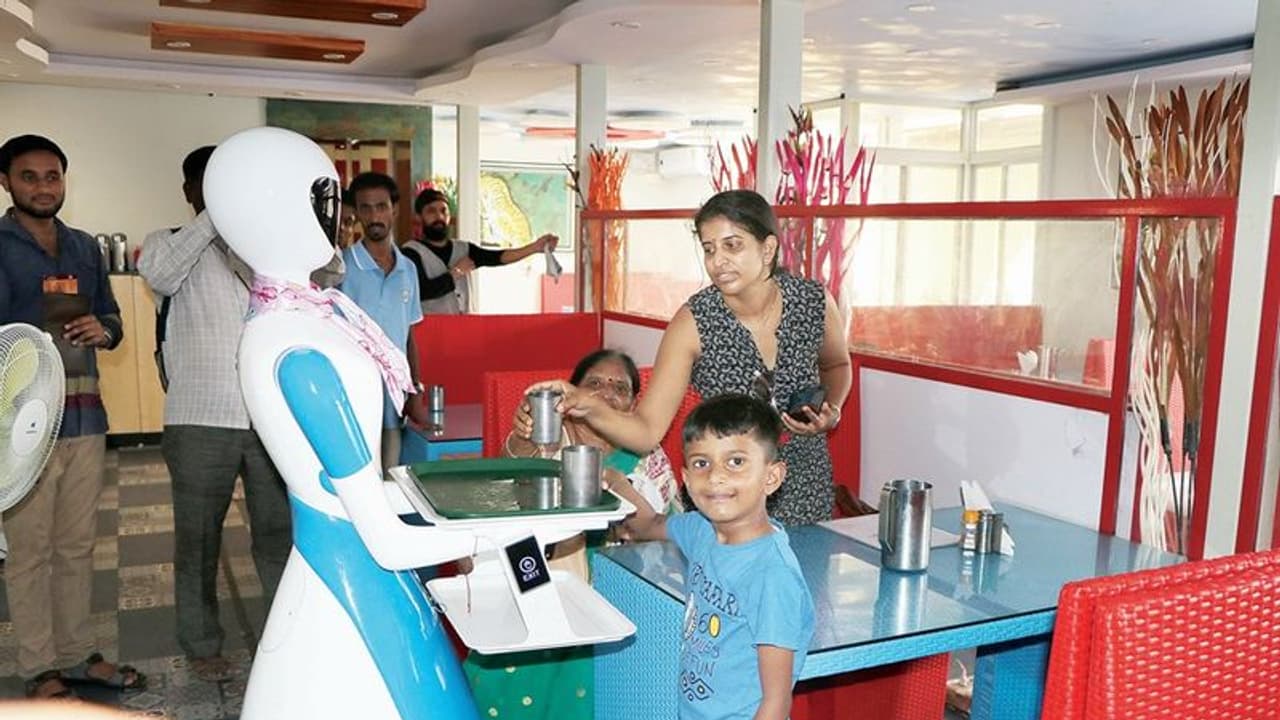 ಗ್ರಾಹಕರಿಗೆ ಅಚ್ಚರಿ; ಹೋಟೆಲ್ನಲ್ಲಿ ರೋಬೋ ಸಪ್ಲೈಯರ್! ಗ್ರಾಹಕರಿಗೆ ಅಚ್ಚರಿ; ಹೋಟೆಲ್ನಲ್ಲಿ ರೋಬೋ ಸಪ್ಲೈಯರ್!