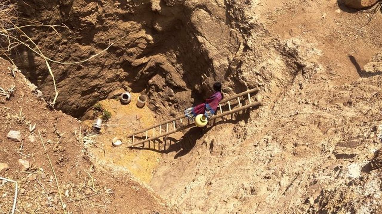 ಇದೆಂಥಾ ಸ್ಥಿತಿ! 1 ಕೊಡ ನೀರಿಗೆ 40 ಅಡಿ ಆಳಕ್ಕಿಳಿಯಬೇಕು!