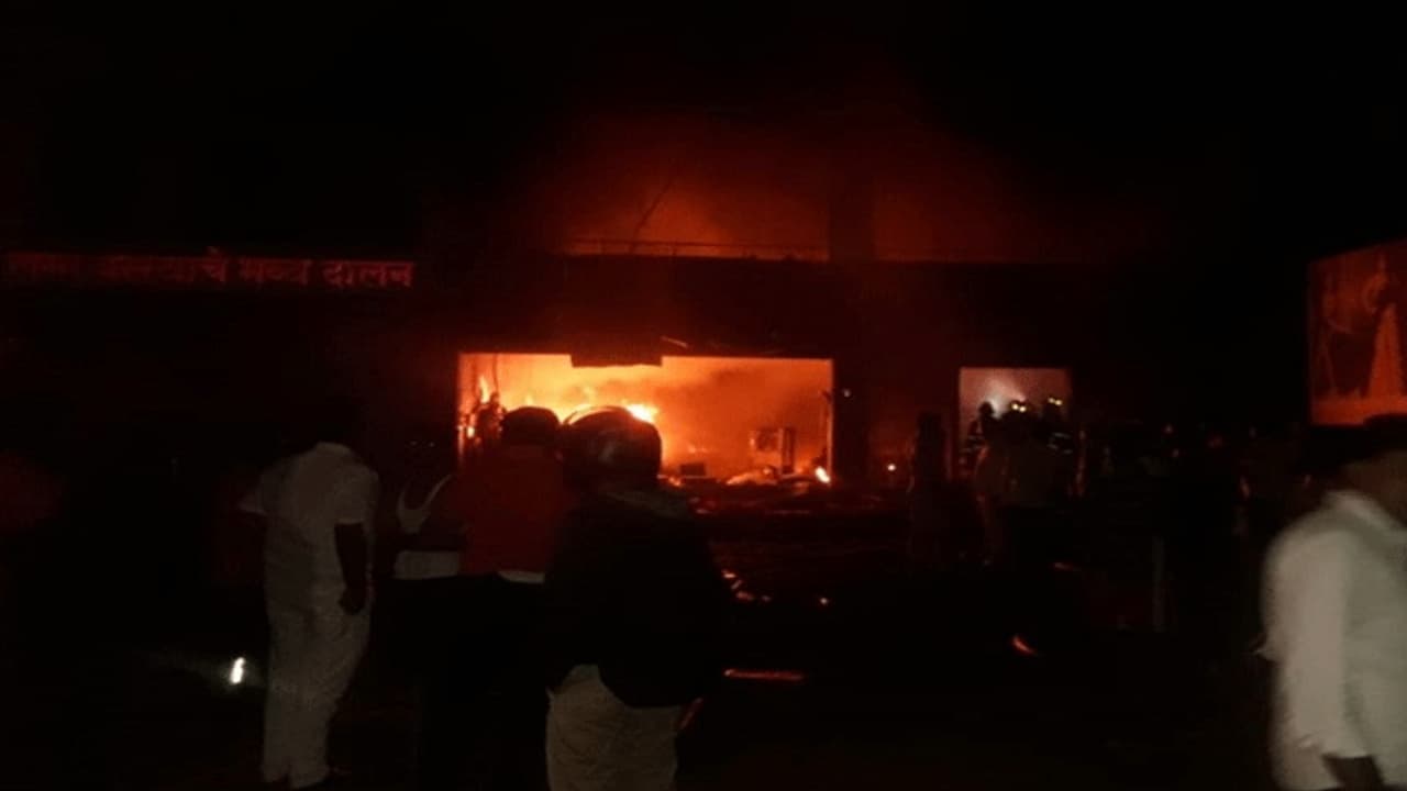 ஜவுளி குடோனில் பயங்கர தீ விபத்து... தூங்கிக்கொண்டிருந்த 5 தொழிலாளர்கள் உடல் கருகி உயிரிழப்பு..! ஜவுளி குடோனில் பயங்கர தீ விபத்து... தூங்கிக்கொண்டிருந்த 5 தொழிலாளர்கள் உடல் கருகி உயிரிழப்பு..!