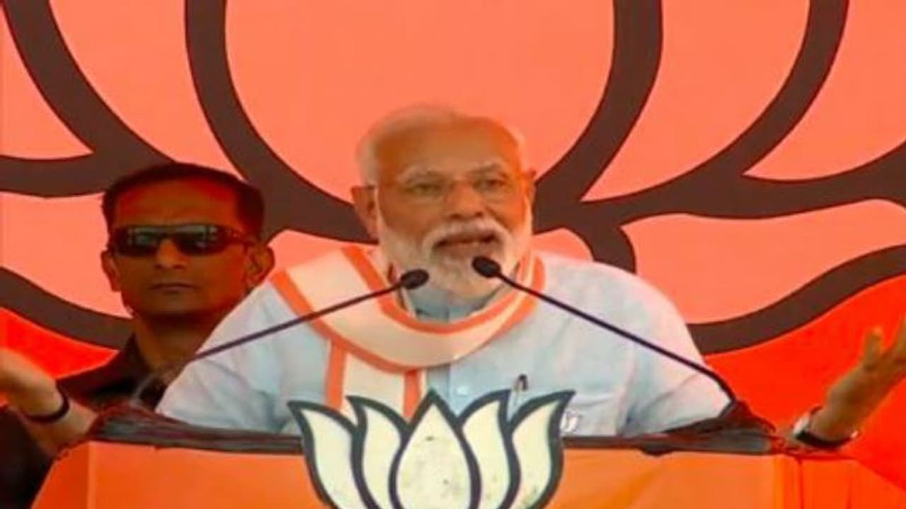 মাকেও ছাড়েনি! কংগ্রেস তাঁকে কতটা ভালোবাসে, তালিকা ধরে বোঝালেন নরেন্দ্র মোদী মাকেও ছাড়েনি! কংগ্রেস তাঁকে কতটা ভালোবাসে, তালিকা ধরে বোঝালেন নরেন্দ্র মোদী