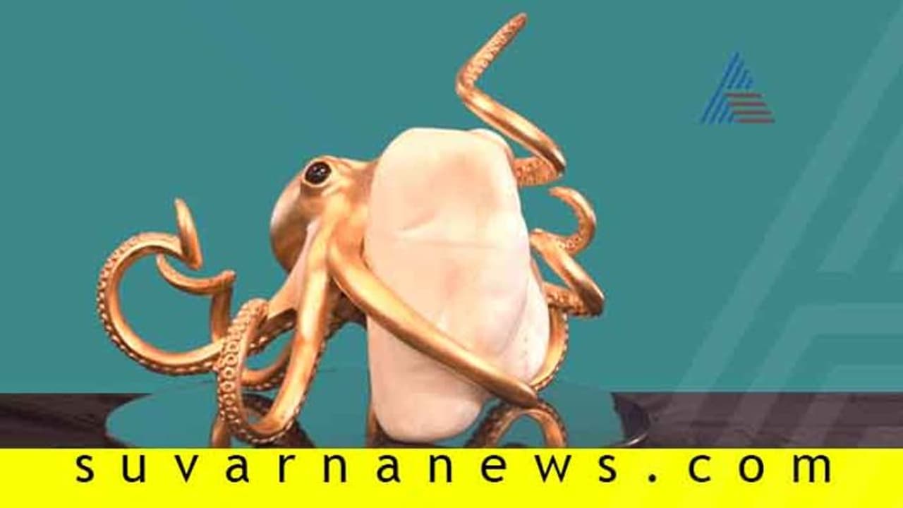 ನಲ್ಲೆಯ ಮುತ್ತು ಮರೆಸುವ ದುಬಾರಿ ಮುತ್ತು: ನೋಡಿದರೆ ಬರದಿರದು ಮತ್ತು! ನಲ್ಲೆಯ ಮುತ್ತು ಮರೆಸುವ ದುಬಾರಿ ಮುತ್ತು: ನೋಡಿದರೆ ಬರದಿರದು ಮತ್ತು!