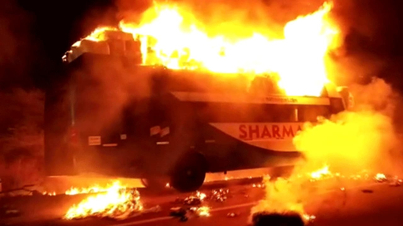 40మంది ప్రయాణికులతో వెళ్తున్న బస్సులో మంటలు 40మంది ప్రయాణికులతో వెళ్తున్న బస్సులో మంటలు