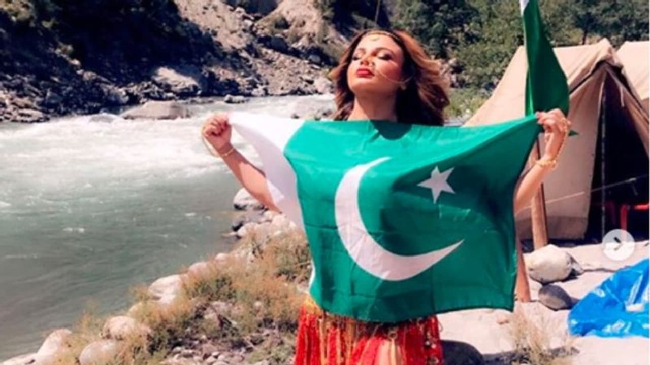 পাকিস্তানের পতাকা শরীরে কেন জড়ালেন রাখি সাওয়ান্ত! মুহূর্তে ভাইরাল সেই ছবি পাকিস্তানের পতাকা শরীরে কেন জড়ালেন রাখি সাওয়ান্ত! মুহূর্তে ভাইরাল সেই ছবি