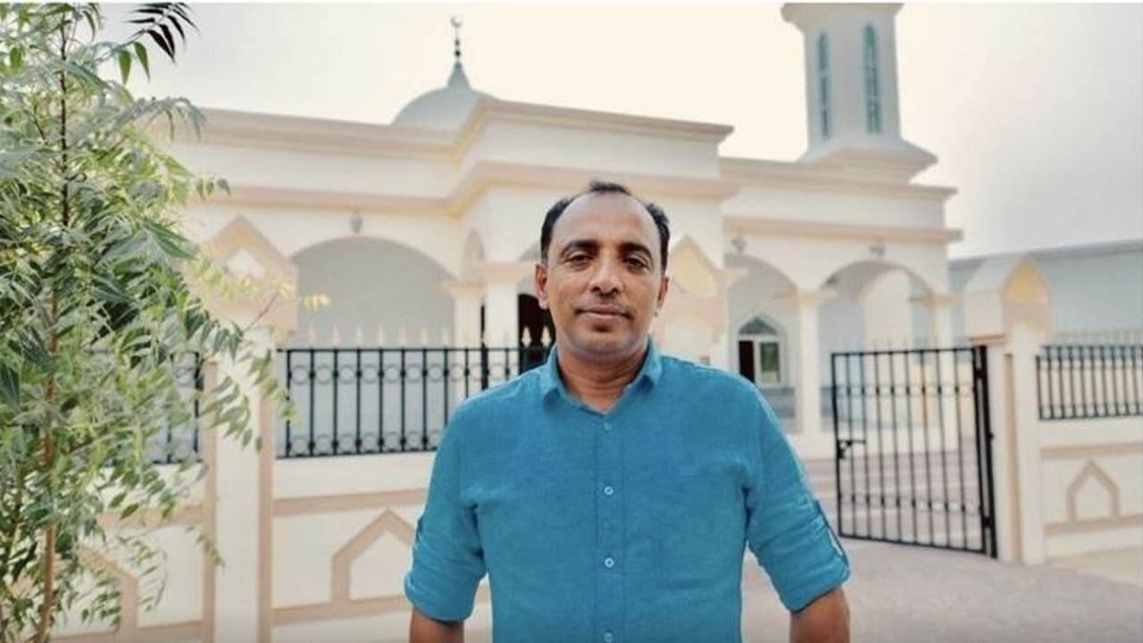 യുഎഇയില് പള്ളി നിര്മ്മിച്ച് വിശ്വാസികള്ക്ക് നോമ്പുതുറയൊരുക്കി സജി ചെറിയാന് യുഎഇയില് പള്ളി നിര്മ്മിച്ച് വിശ്വാസികള്ക്ക് നോമ്പുതുറയൊരുക്കി സജി ചെറിയാന്