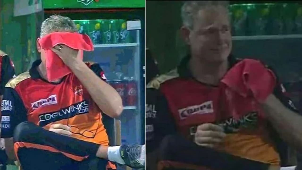 SRH ಟೂರ್ನಿಯಿಂದ ಔಟ್ ಬಿಕ್ಕಿ ಬಿಕ್ಕಿ ಅತ್ತ ಕೋಚ್ ಟಾಮ್ ಮೂಡಿ! SRH ಟೂರ್ನಿಯಿಂದ ಔಟ್ ಬಿಕ್ಕಿ ಬಿಕ್ಕಿ ಅತ್ತ ಕೋಚ್ ಟಾಮ್ ಮೂಡಿ!