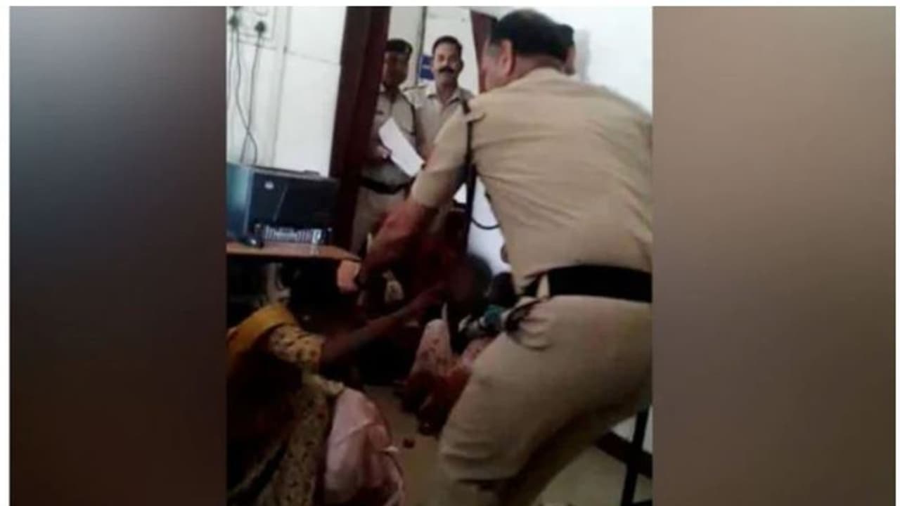 പൊലീസ് സ്റ്റേഷനുള്ളില് വച്ച് സ്ത്രീയെ ലാത്തികൊണ്ട് ക്രൂരമായി മര്ദ്ദിച്ച് ഉദ്യോഗസ്ഥൻ പൊലീസ് സ്റ്റേഷനുള്ളില് വച്ച് സ്ത്രീയെ ലാത്തികൊണ്ട് ക്രൂരമായി മര്ദ്ദിച്ച് ഉദ്യോഗസ്ഥൻ