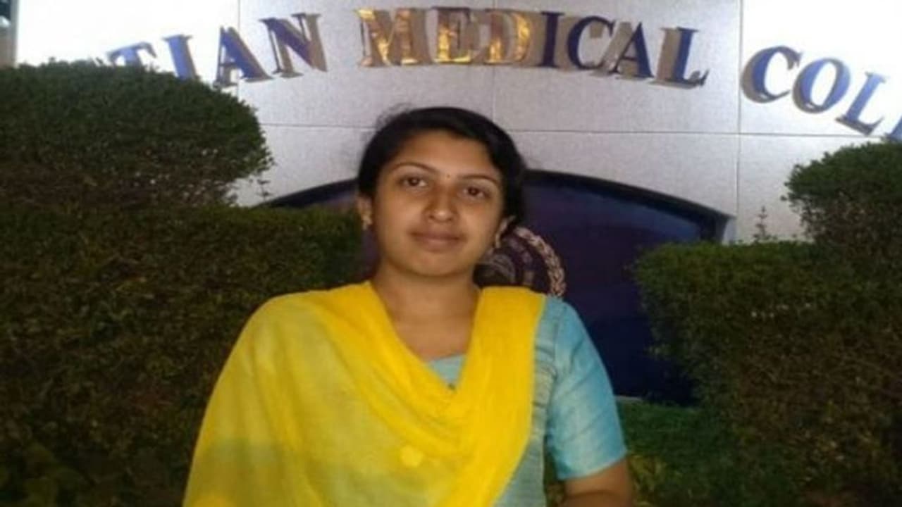 യുവതിയുടെ ജീവന് രക്ഷിക്കണം; 30 ലക്ഷം സഹായം തേടി കുടുംബം യുവതിയുടെ ജീവന് രക്ഷിക്കണം; 30 ലക്ഷം സഹായം തേടി കുടുംബം