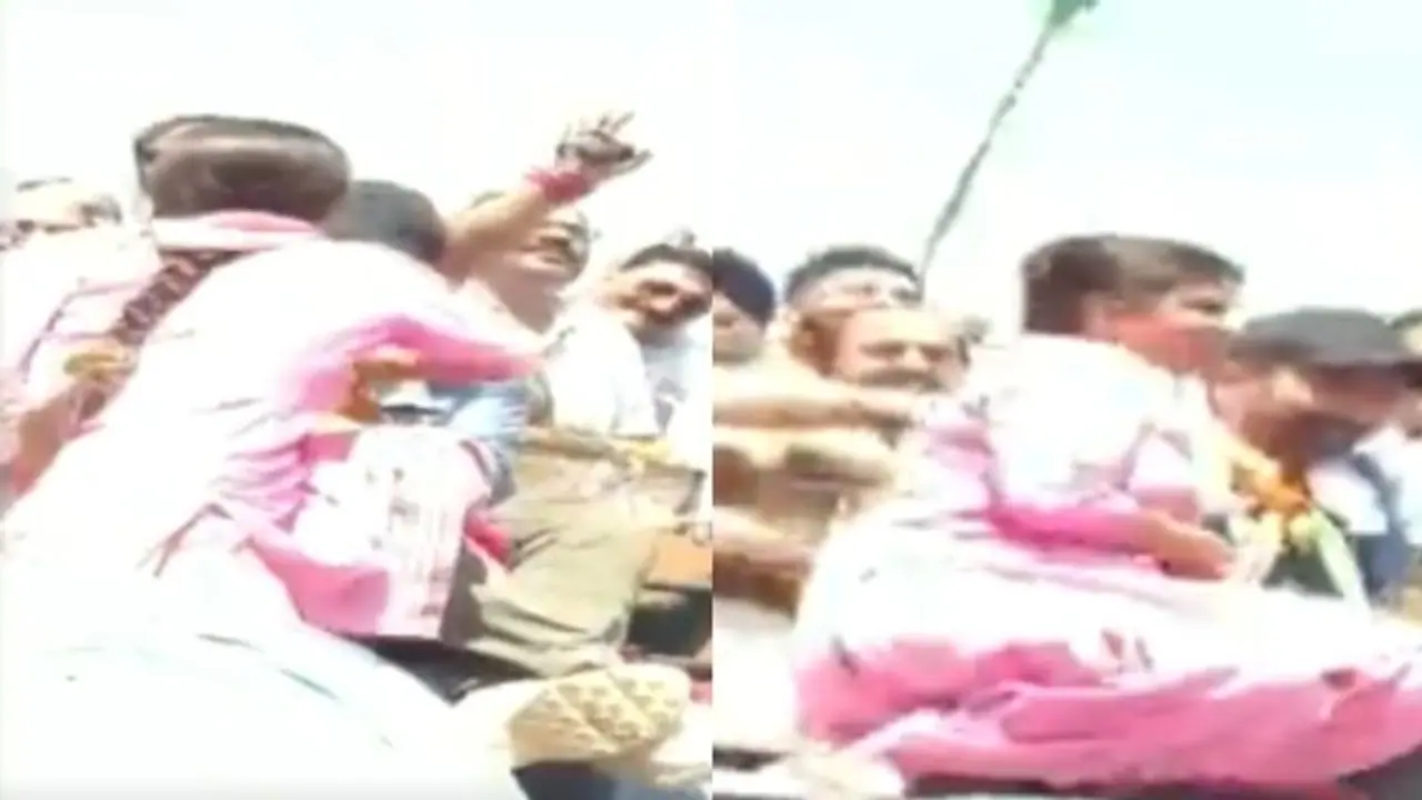 റോഡ് ഷോയ്ക്കിടെ വാഹനത്തില് കയറിയിരുന്ന് സ്ഥാനാര്ത്ഥി സണ്ണി ഡിയോളിന് യുവതിയുടെ ചുംബനം; വൈറല് റോഡ് ഷോയ്ക്കിടെ വാഹനത്തില് കയറിയിരുന്ന് സ്ഥാനാര്ത്ഥി സണ്ണി ഡിയോളിന് യുവതിയുടെ ചുംബനം; വൈറല്