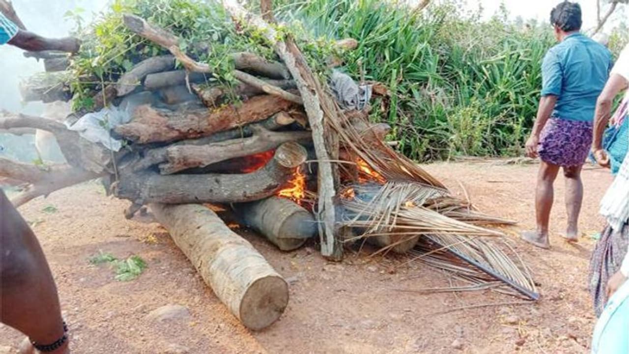 నోట్లో గంగాజలం పోయగానే.. చితిపై లేచి కూర్చున్న వృద్ధుడు..!!