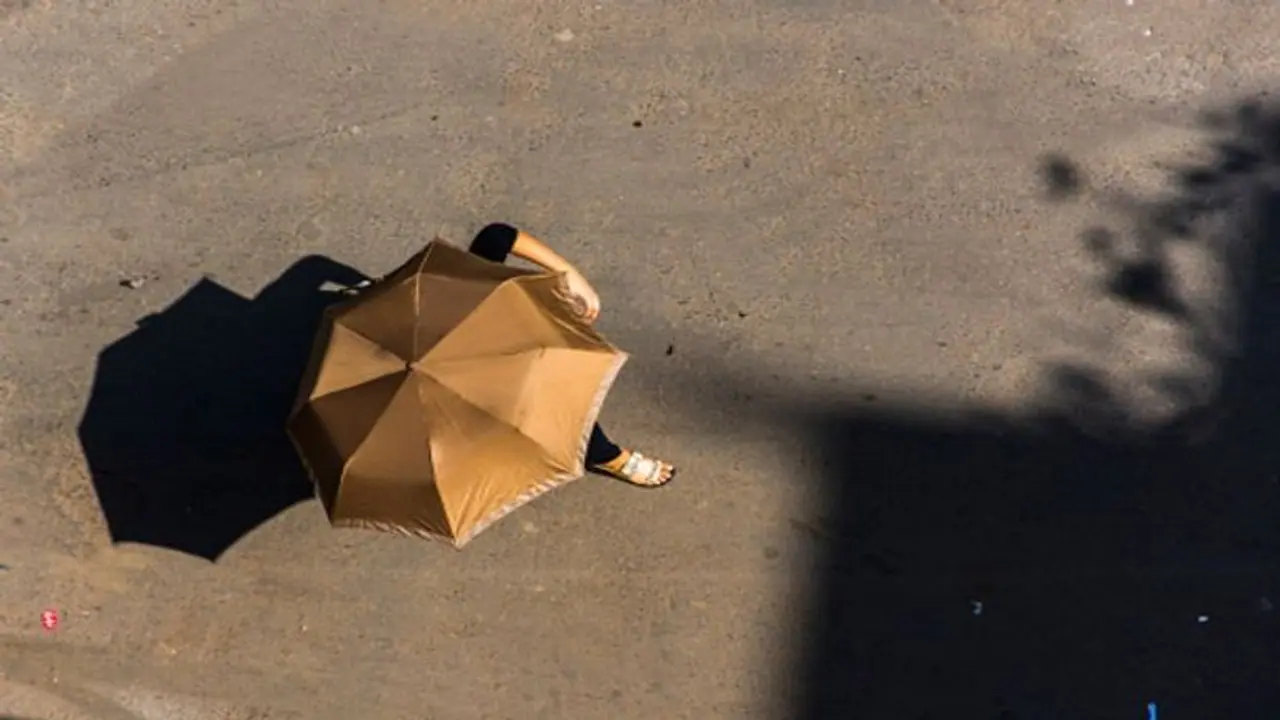 তাপে ঝলসে যাচ্ছে শহর, কবে নামবে বৃষ্টি, জানাল হাওয়া অফিস