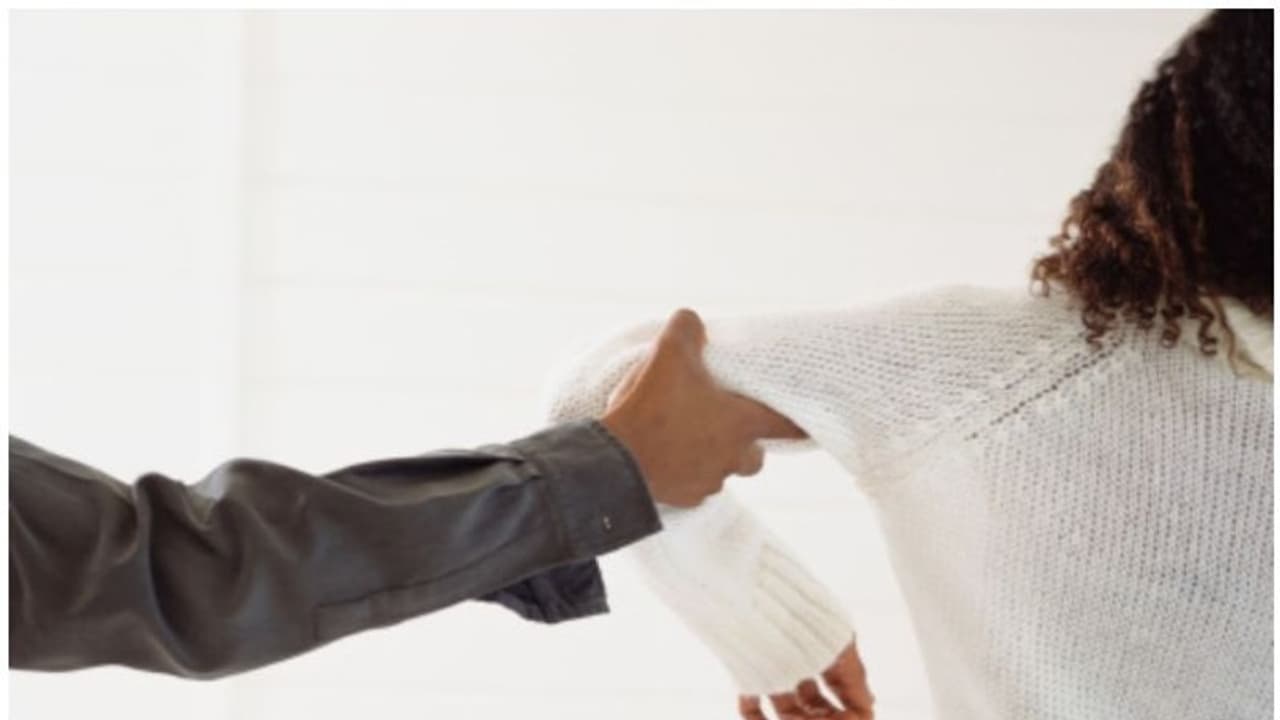 ബസ് കാത്തുനിന്ന പെണ്കുട്ടിയുടെ കൈയ്യിൽ കടന്നുപിടിച്ച് പ്രണയാഭ്യർഥന: യുവാവ് അറസ്റ്റില് ബസ് കാത്തുനിന്ന പെണ്കുട്ടിയുടെ കൈയ്യിൽ കടന്നുപിടിച്ച് പ്രണയാഭ്യർഥന: യുവാവ് അറസ്റ്റില്