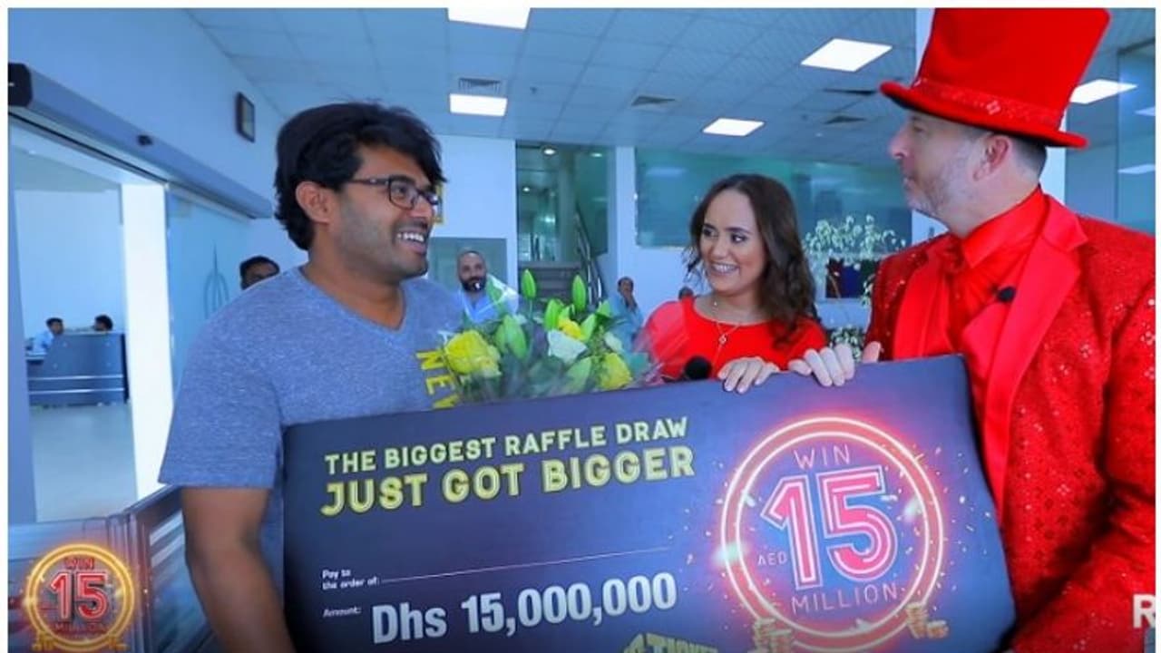 യുഎഇയില് 28 കോടി നേടിയ മലയാളിയെത്തേടി ബിഗ് ടിക്കറ്റ് സംഘമെത്തി വീഡിയോ യുഎഇയില് 28 കോടി നേടിയ മലയാളിയെത്തേടി ബിഗ് ടിക്കറ്റ് സംഘമെത്തി വീഡിയോ