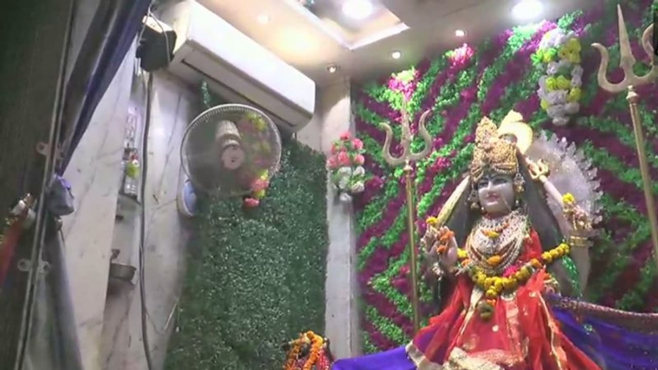 ಜನರಿಗಷ್ಟೇ ಅಲ್ಲ ಇಲ್ಲಿ ದೇವರಿಗೂ ತಟ್ಟುತ್ತೆ ಸೆಕೆ! ಜನರಿಗಷ್ಟೇ ಅಲ್ಲ ಇಲ್ಲಿ ದೇವರಿಗೂ ತಟ್ಟುತ್ತೆ ಸೆಕೆ!