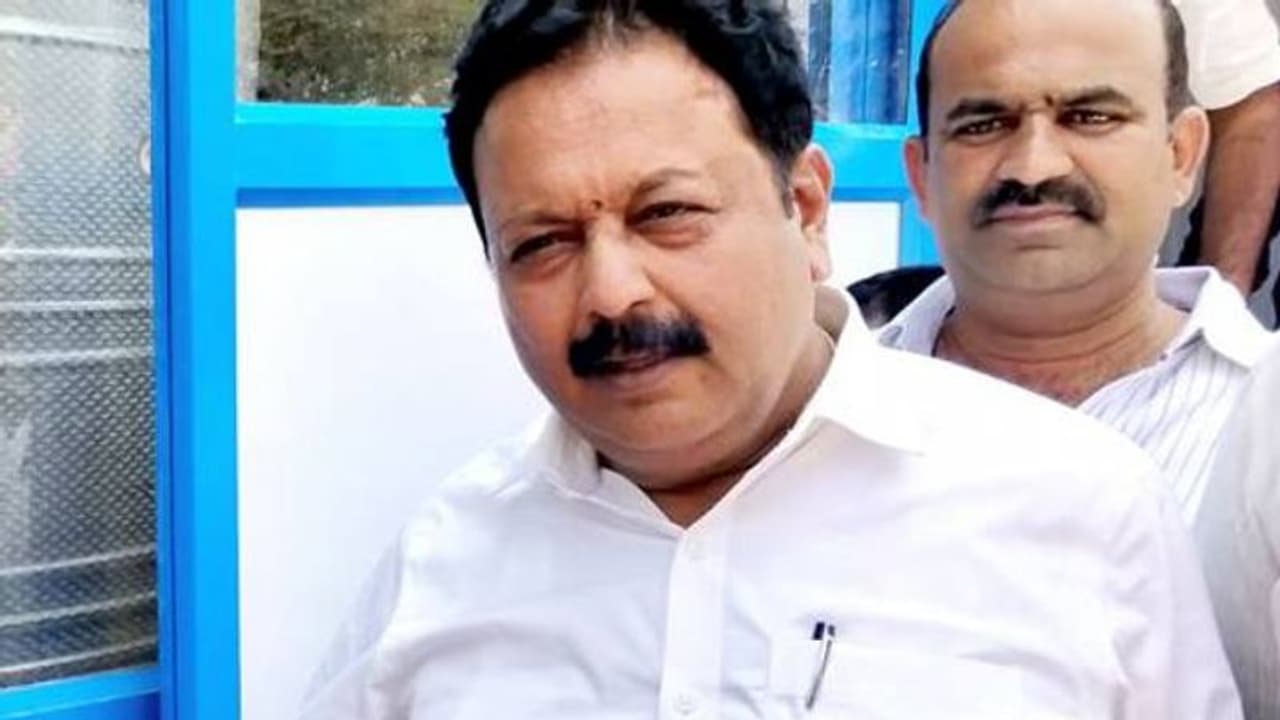 ಚೆಲುವರಾಯಸ್ವಾಮಿ BSY ಬೆನ್ನಿಗೆ ನಿಂತಿದ್ದಾರೋ, ಸಿದ್ದರಾಮಯ್ಯ ಬೆನ್ನಿಗೋ? ಚೆಲುವರಾಯಸ್ವಾಮಿ BSY ಬೆನ್ನಿಗೆ ನಿಂತಿದ್ದಾರೋ, ಸಿದ್ದರಾಮಯ್ಯ ಬೆನ್ನಿಗೋ?