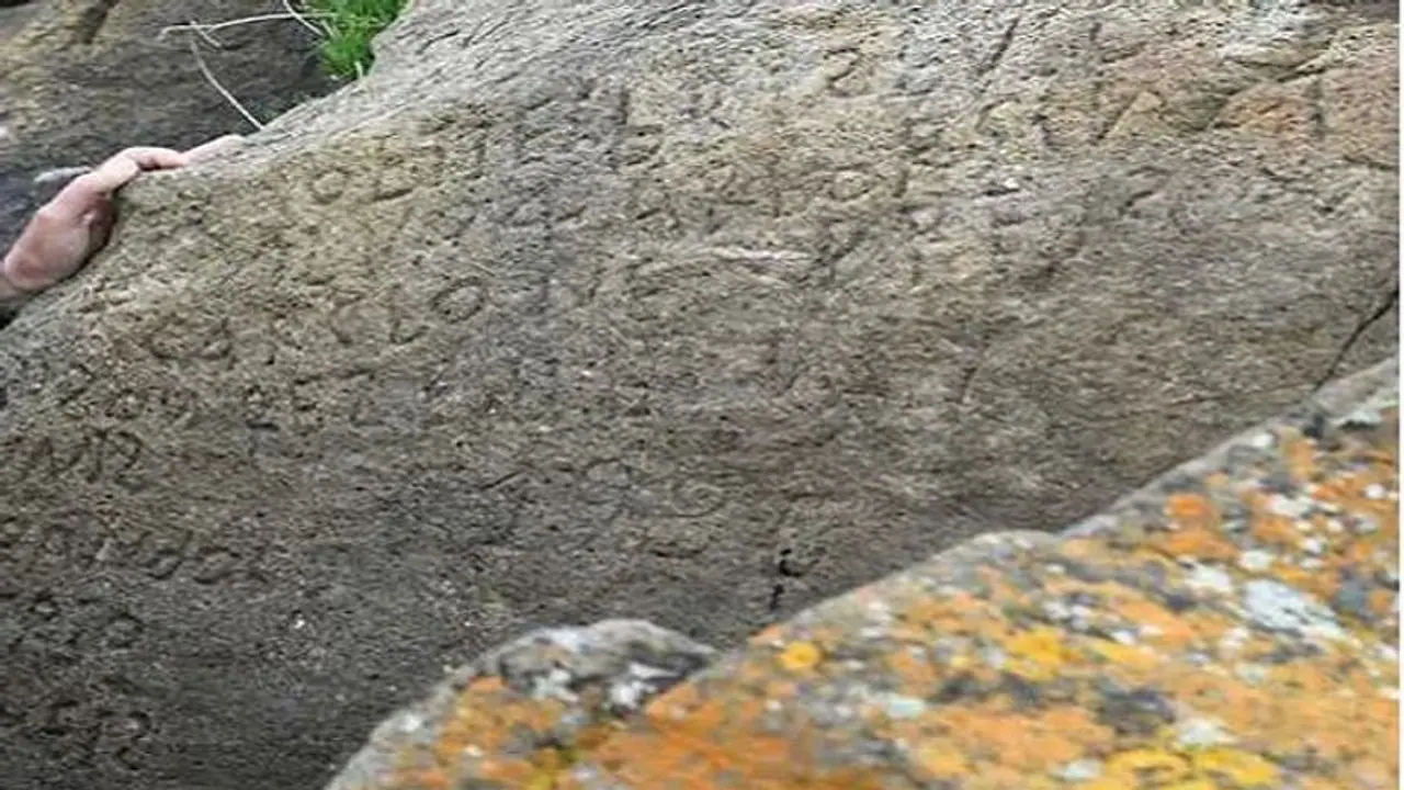 ಈ ಕಲ್ಲಿನ ಮೇಲೆ ಏನು ಬರೆದಿದೆ ಅಂತಾ ಹೇಳಿದ್ರೆ ಬಂಪರ್ ಬಹುಮಾನ!