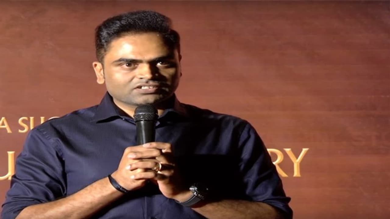 మాట్లాడుతోంది చిరంజీవి అని తెలియదు.. ఒళ్లు గగుర్పొడిచింది.. వంశీ పైడిపల్లి! మాట్లాడుతోంది చిరంజీవి అని తెలియదు.. ఒళ్లు గగుర్పొడిచింది.. వంశీ పైడిపల్లి!