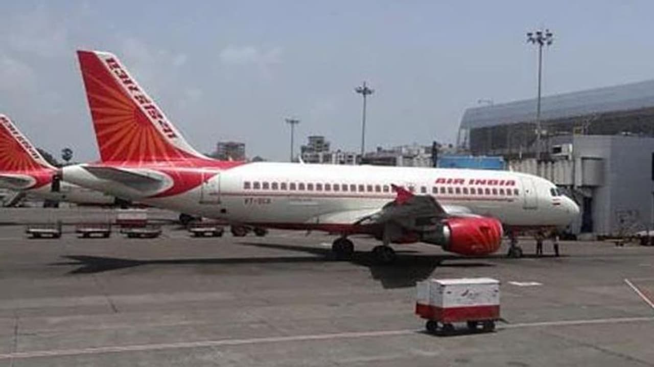 ಬಾಂಬ್ ಬೆದರಿಕೆ: ತುರ್ತು ಭೂಸ್ಪರ್ಶ ಮಾಡಿದ ಏರ್ ಇಂಡಿಯಾ ವಿಮಾನ! ಬಾಂಬ್ ಬೆದರಿಕೆ: ತುರ್ತು ಭೂಸ್ಪರ್ಶ ಮಾಡಿದ ಏರ್ ಇಂಡಿಯಾ ವಿಮಾನ!